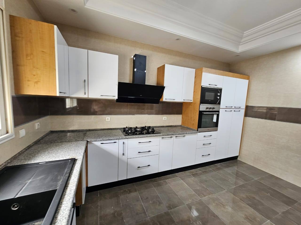 Ariana Ville&nbsp;Cite Ennasr 2&nbsp;Location&nbsp;Appart. 5 pi�ces+&nbsp;Etage de villa � ennaser2