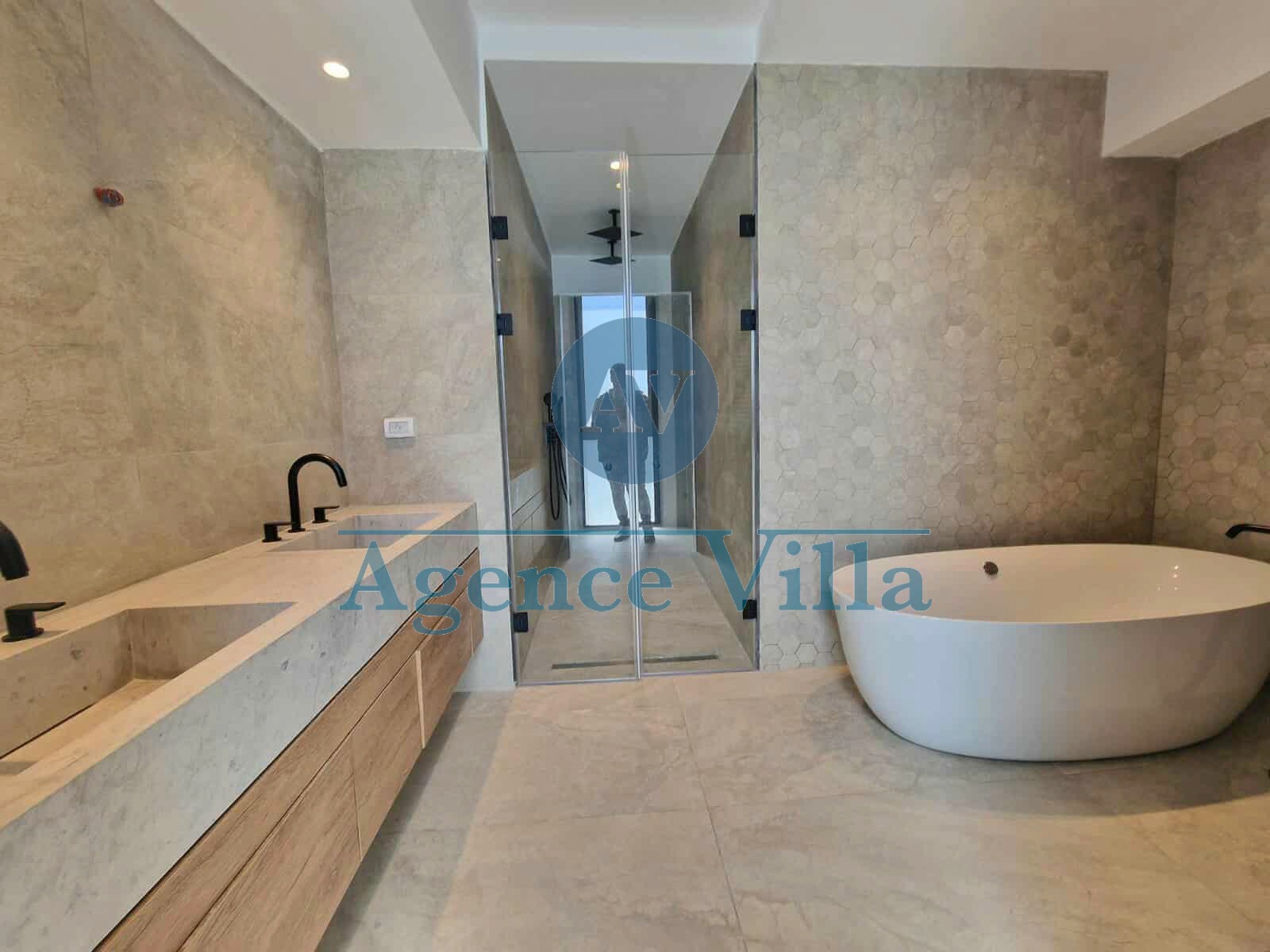 La Marsa&nbsp;Gammart&nbsp;Location&nbsp;Appart. 5 pi�ces+&nbsp;Villa neuve s4 � gammarth avec piscine