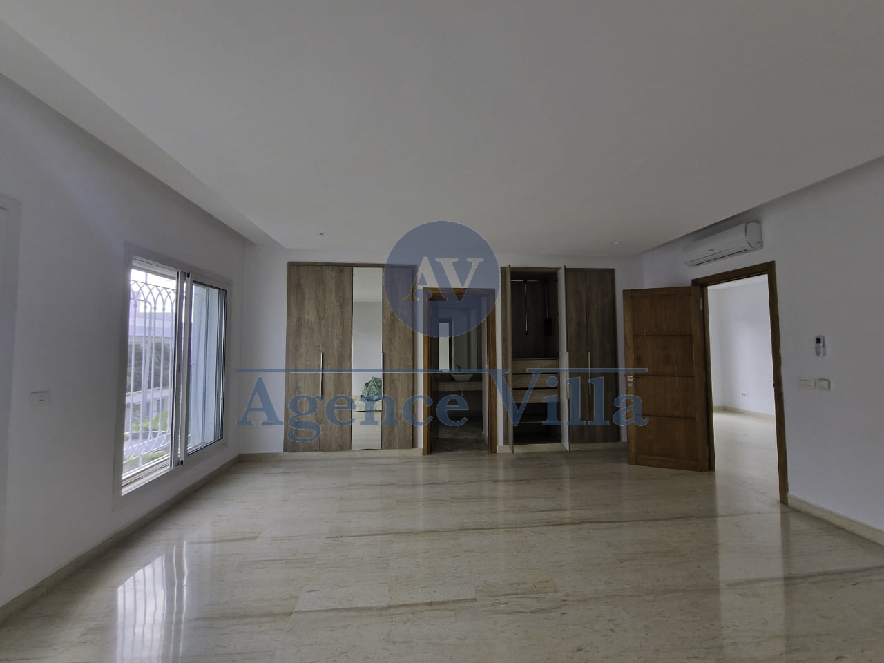La Marsa&nbsp;Gammart&nbsp;Location&nbsp;Appart. 5 pi�ces+&nbsp;Superbe villa s5 avec piscine � gammarth