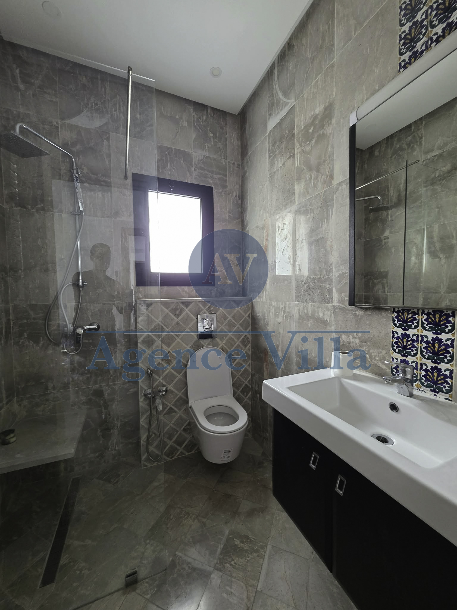 La Marsa&nbsp;Gammart&nbsp;Location&nbsp;Appart. 5 pi�ces+&nbsp;Villa s5 avec piscine � gammarth