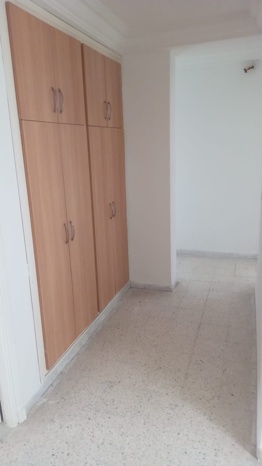 Bab Bhar&nbsp;Bab El Jazira&nbsp;Bureaux & Commerces&nbsp;Bureau&nbsp;Bureau entree et 5 pieces