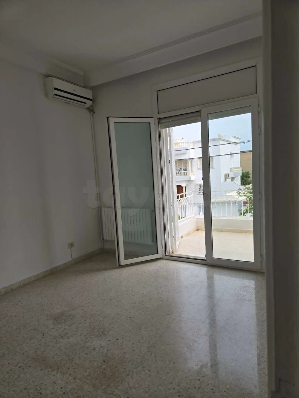 El Menzah&nbsp;El Menzah 4&nbsp;Location&nbsp;Appart. 5 pi�ces+&nbsp;Un vaste 2tage de villa s5  � menzah4