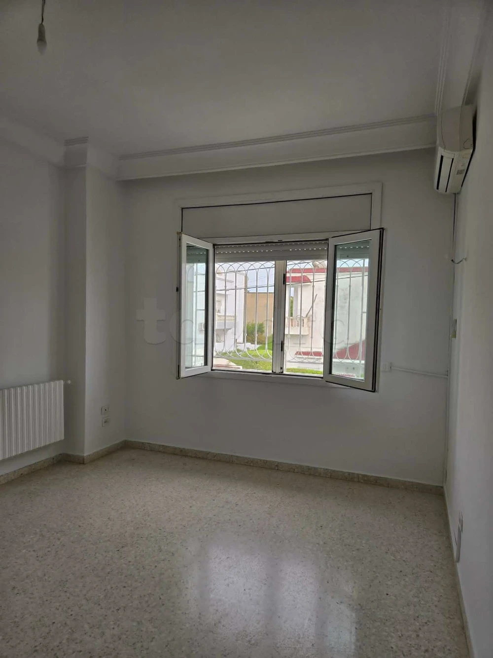 El Menzah&nbsp;El Menzah 4&nbsp;Location&nbsp;Appart. 5 pi�ces+&nbsp;Un vaste 2tage de villa s5  � menzah4