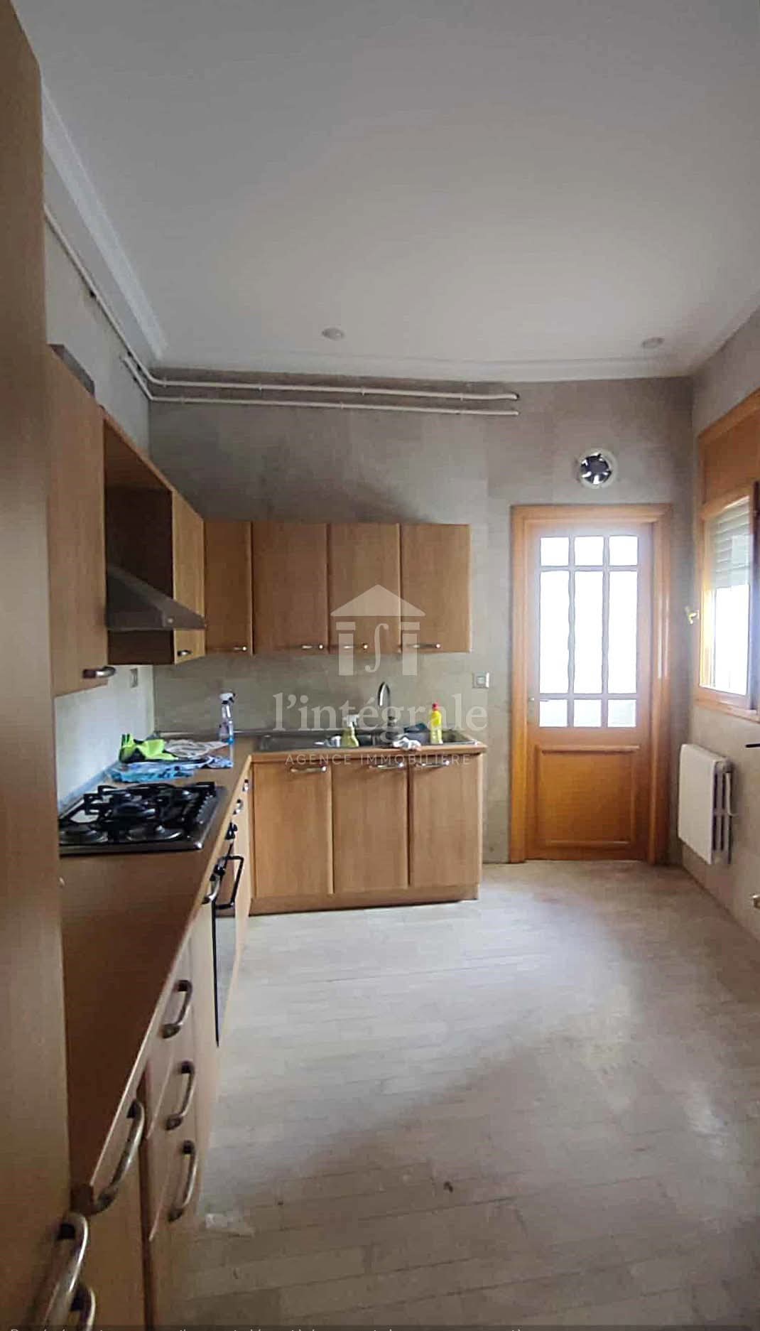 Ariana Ville&nbsp;Cite Ennasr 2&nbsp;Location&nbsp;Appart. 4 pi�ces&nbsp;S3 rez de chauss�e avec place parking