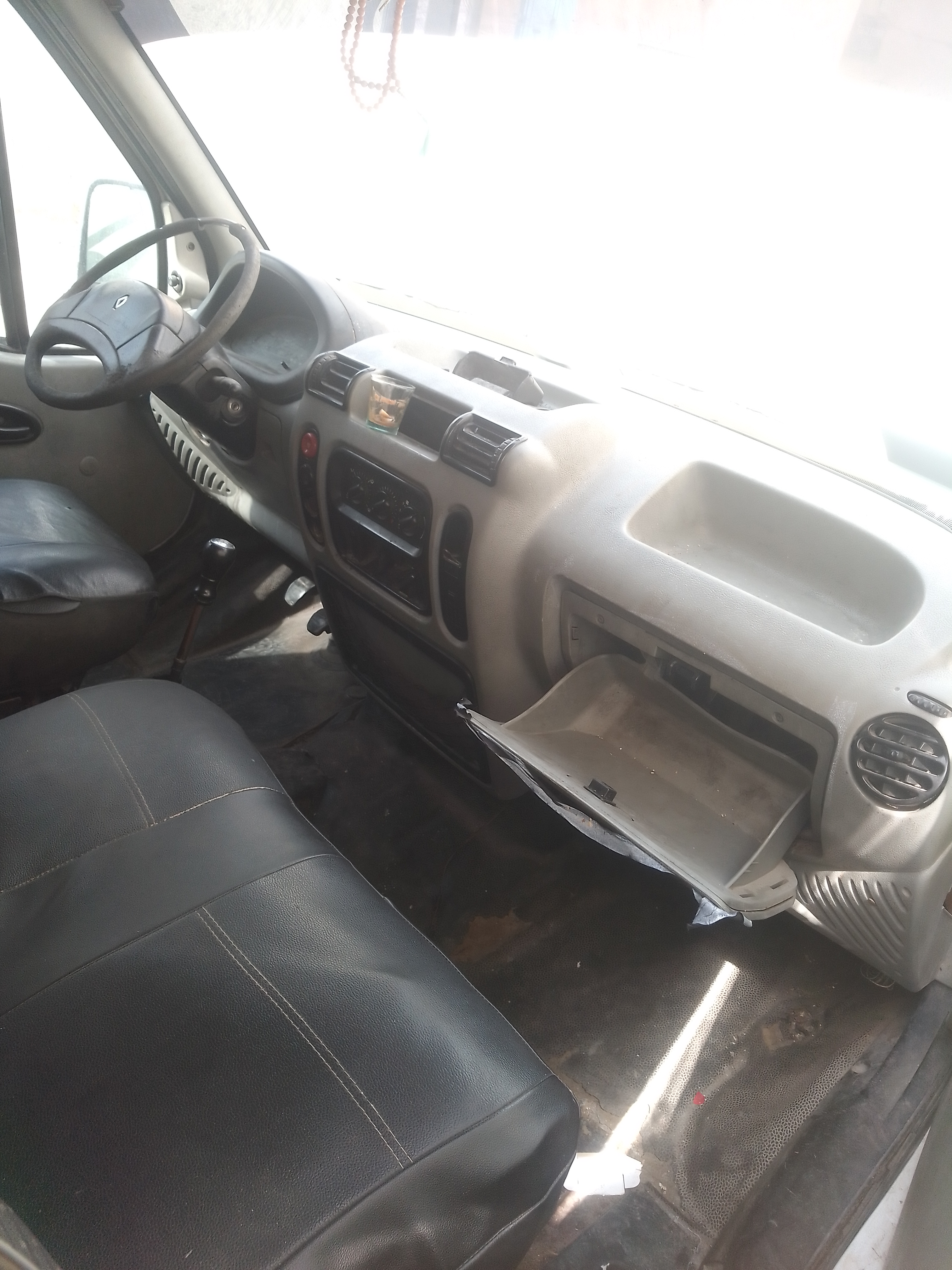 Bab Souika&nbsp;Bab El Khadra&nbsp;Renault&nbsp;Master&nbsp;Camion  ferraille sans carte grise tunisie