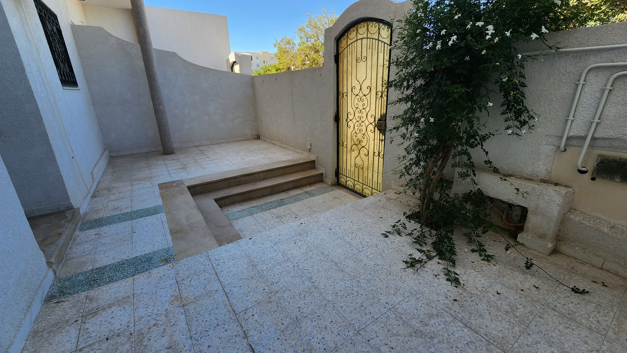 Ain Zaghouan&nbsp;Ain Zaghouan&nbsp;Location&nbsp;Appart. 2 pi�ces&nbsp;S2 rdc de villa jardins l'aouina