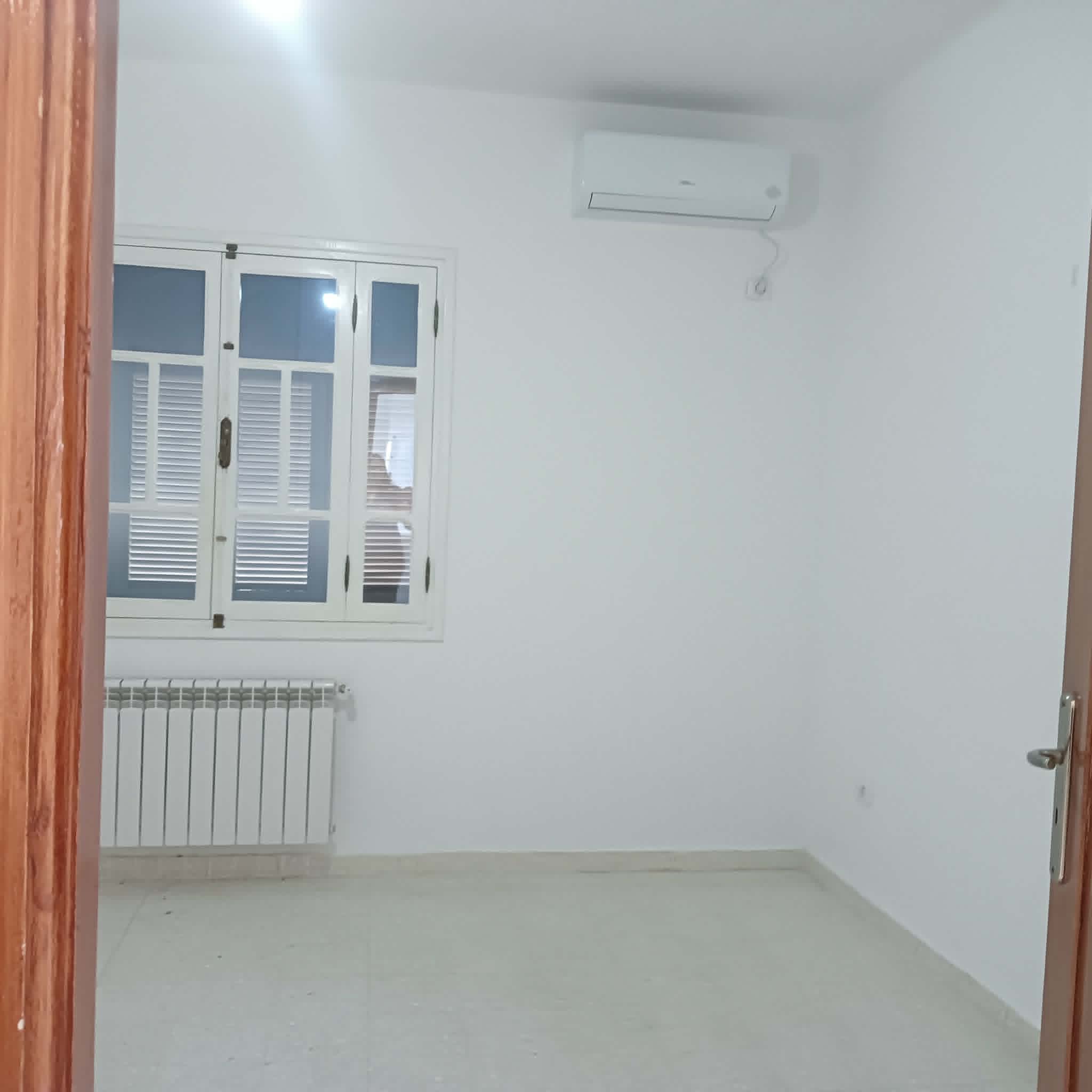 Ariana Ville&nbsp;Cite Ennasr 2&nbsp;Bureaux & Commerces&nbsp;Bureau&nbsp;Etage de villa h4 neuf garage