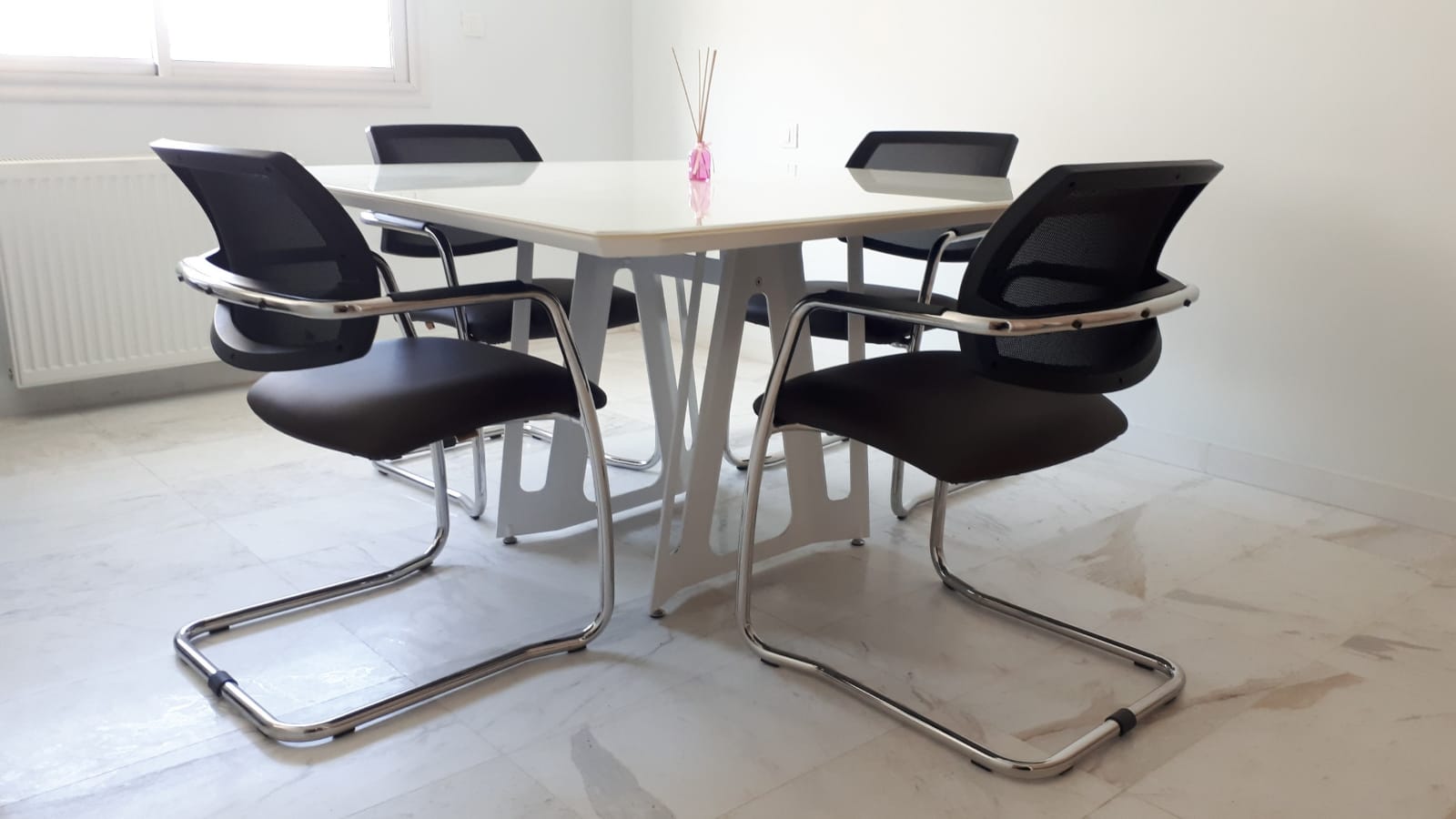 Le Bardo&nbsp;Le Bardo&nbsp;Meubles de bureau&nbsp;Bureaux - Tables&nbsp;Table de r�union et 4 chaises