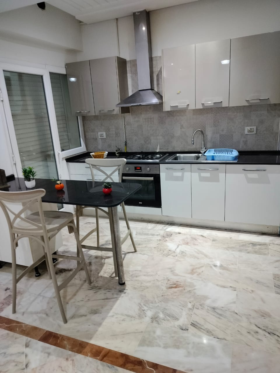 Monastir&nbsp;Monastir&nbsp;Location&nbsp;Appart. 1 pi�ce&nbsp;Appartement a skanes au dessus showroom