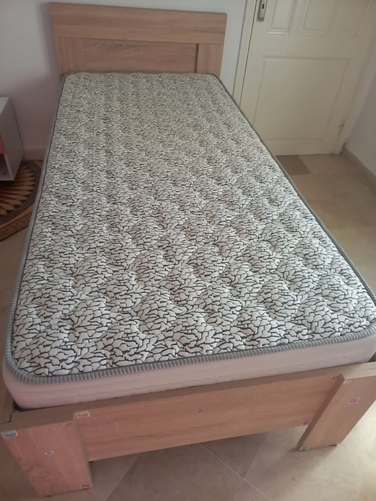 Rades&nbsp;Rades Meliane&nbsp;Autres meubles&nbsp;Autres&nbsp;Lit avec matelas tout neuf