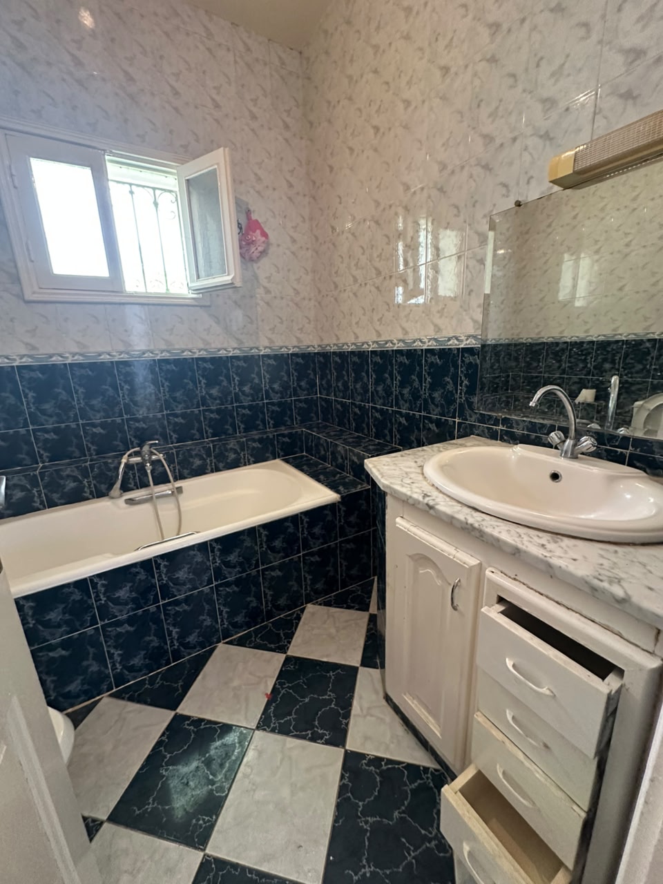 Ain Zaghouan&nbsp;Ain Zaghouan&nbsp;Location&nbsp;Appart. 4 pi�ces&nbsp;6etage de villa spacieux