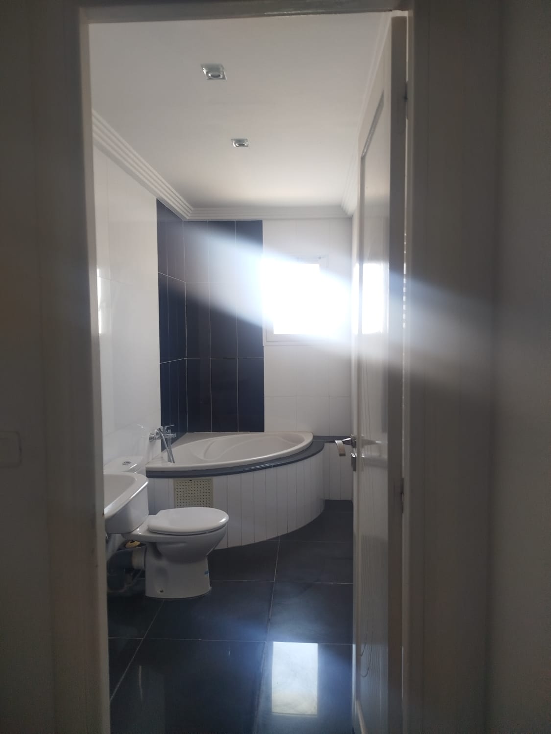 Ariana Ville&nbsp;Ariana&nbsp;Location&nbsp;Appart. 5 pi�ces+&nbsp;Un appartement s4 pour usage bureautique