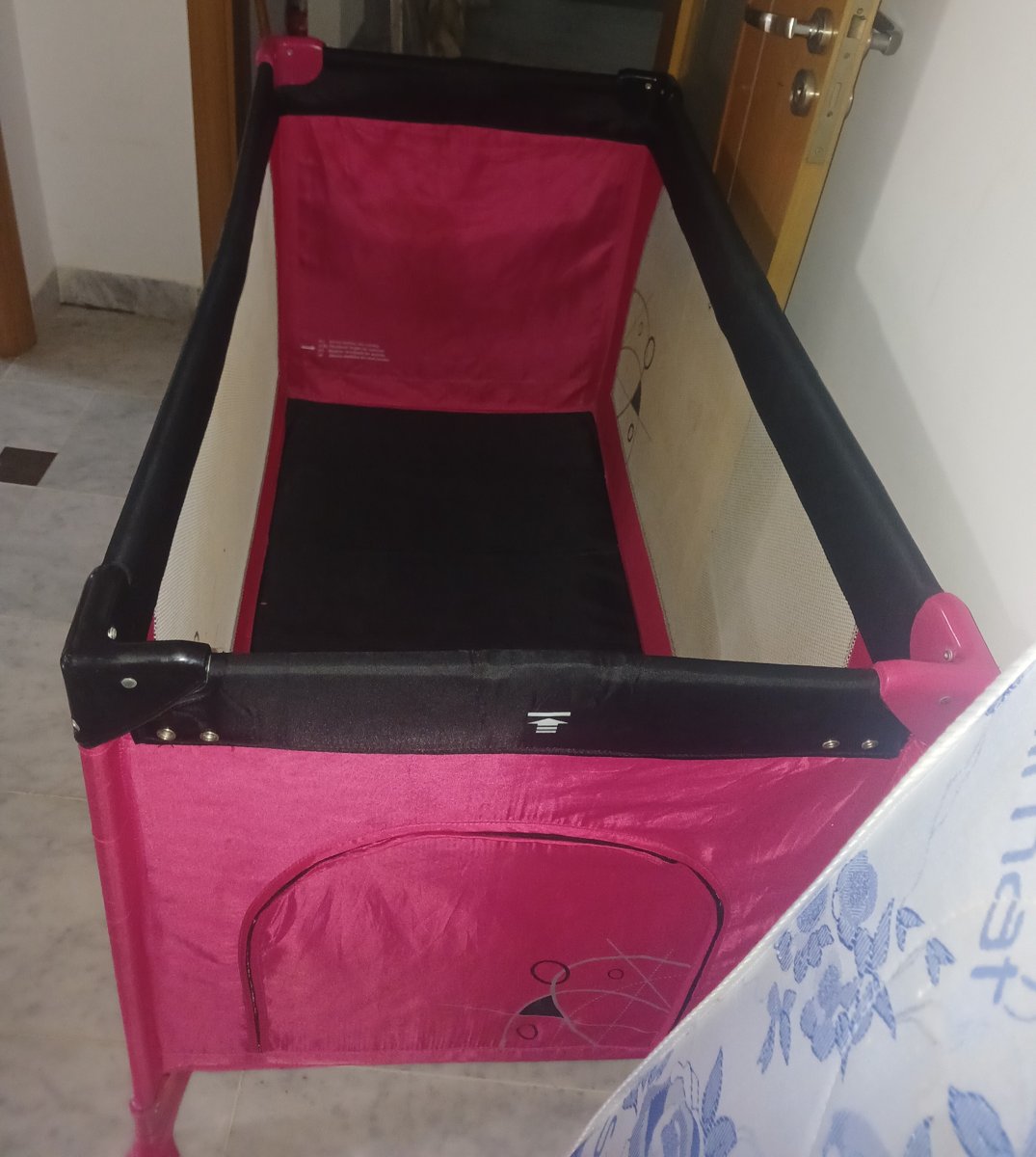 Ain Zaghouan&nbsp;Jardins de Carthage&nbsp;Lits et Equipements d'int�rieur&nbsp;Autre&nbsp;Lit parapluie avec matelas  tr�s bon �tat