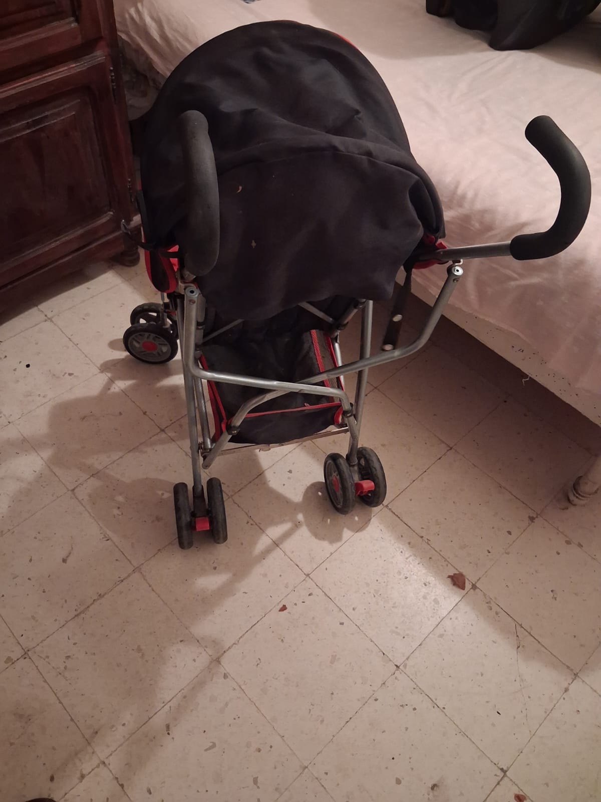Nouvelle Medina&nbsp;El Yasminette&nbsp;S�curit� du b�b�&nbsp;Autre&nbsp;Poussette canne l�g�re et pliante rouge et noire