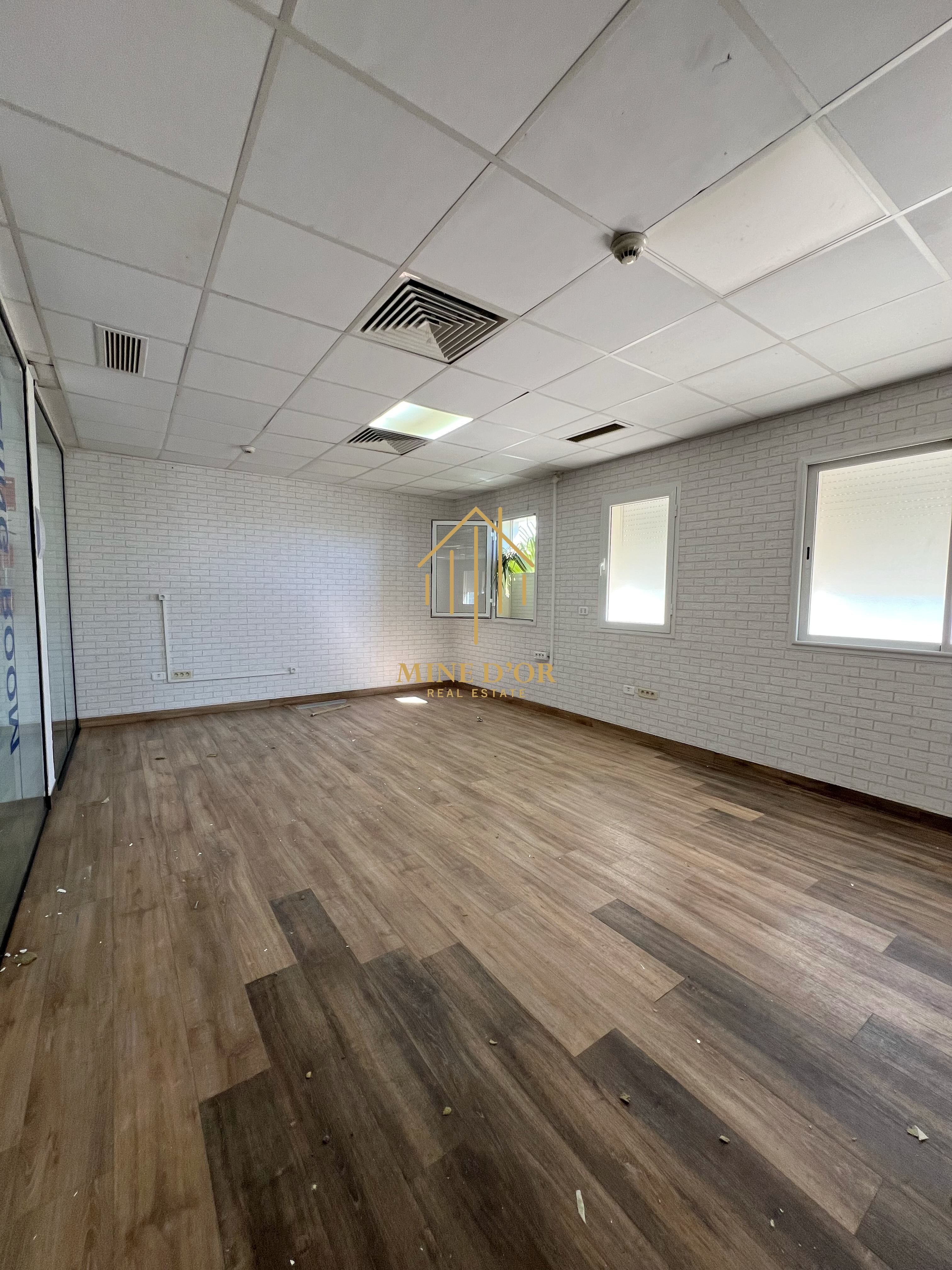 La Soukra&nbsp;Charguia 1&nbsp;Bureaux & Commerces&nbsp;Bureau&nbsp;Plateau 330m totalement r�nov� � charguia 1