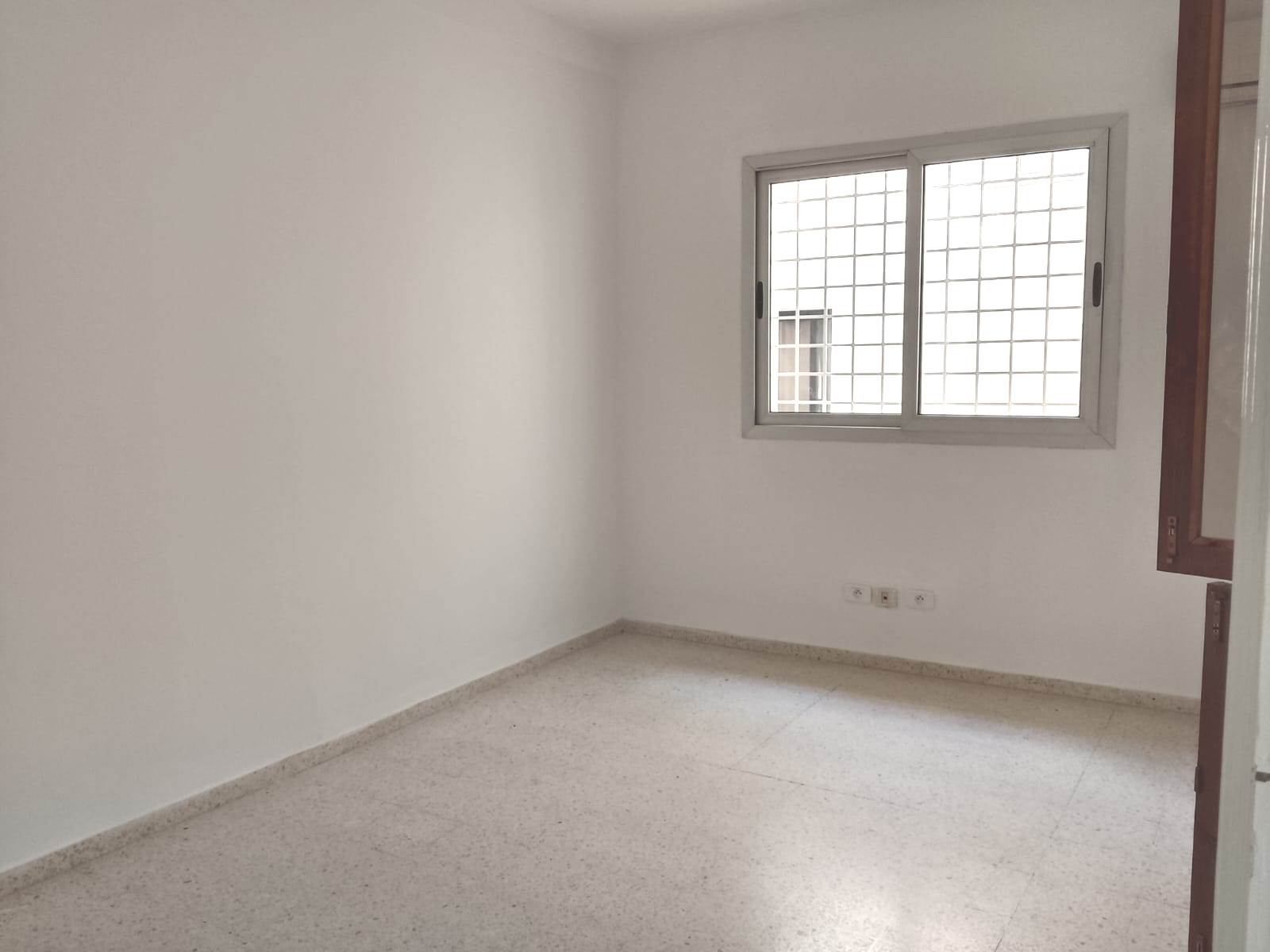 El Menzah&nbsp;Tunis Belvedere&nbsp;Bureaux & Commerces&nbsp;Bureau&nbsp;Bureau gd hall plus trois pi�ces
