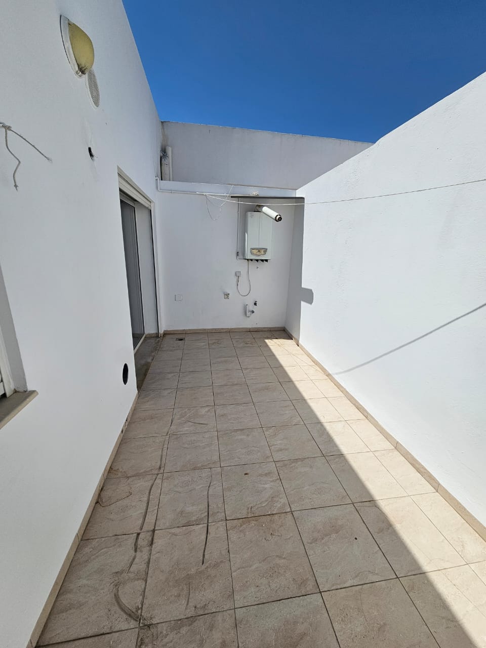La Soukra&nbsp;La Soukra&nbsp;Location&nbsp;Appart. 2 pi�ces&nbsp;S plus un en face boeuf sur le toit soukra