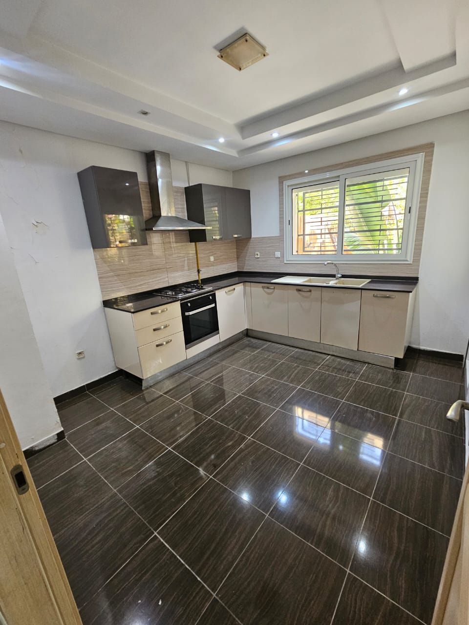 La Soukra&nbsp;La Soukra&nbsp;Location&nbsp;Appart. 4 pi�ces&nbsp;Duplex avec piscine � la soukra