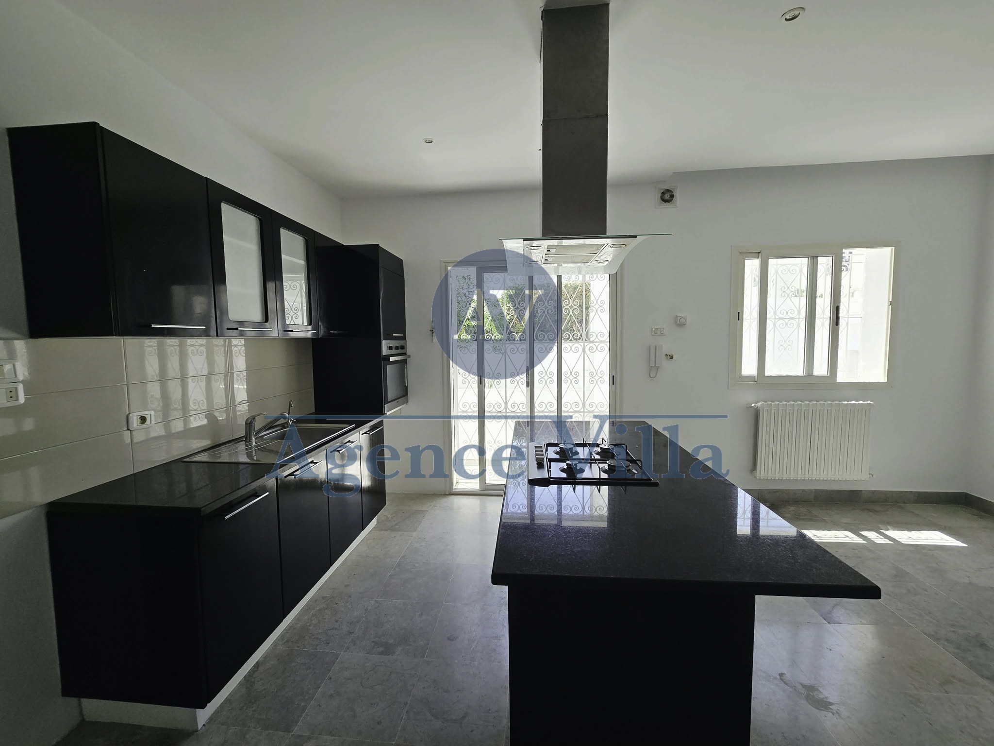 La Marsa&nbsp;Marsa Ennassim&nbsp;Location&nbsp;Appart. 4 pi�ces&nbsp;Un rdc de villa avec jardin � la marsa