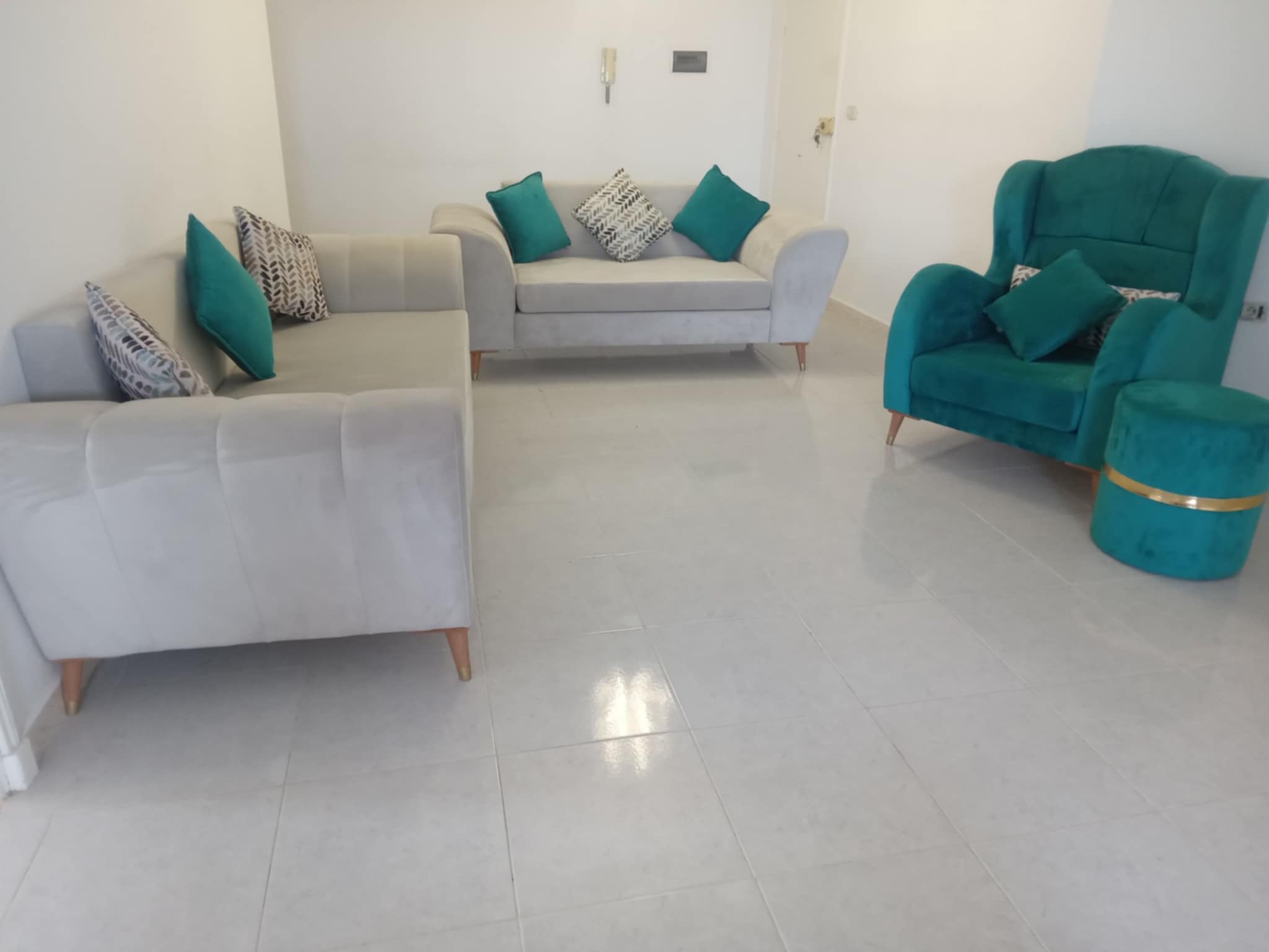 Sousse Ville&nbsp;Sousse&nbsp;Salon - Salle � manger &nbsp;Salons&nbsp;Salon de 6 place et poof