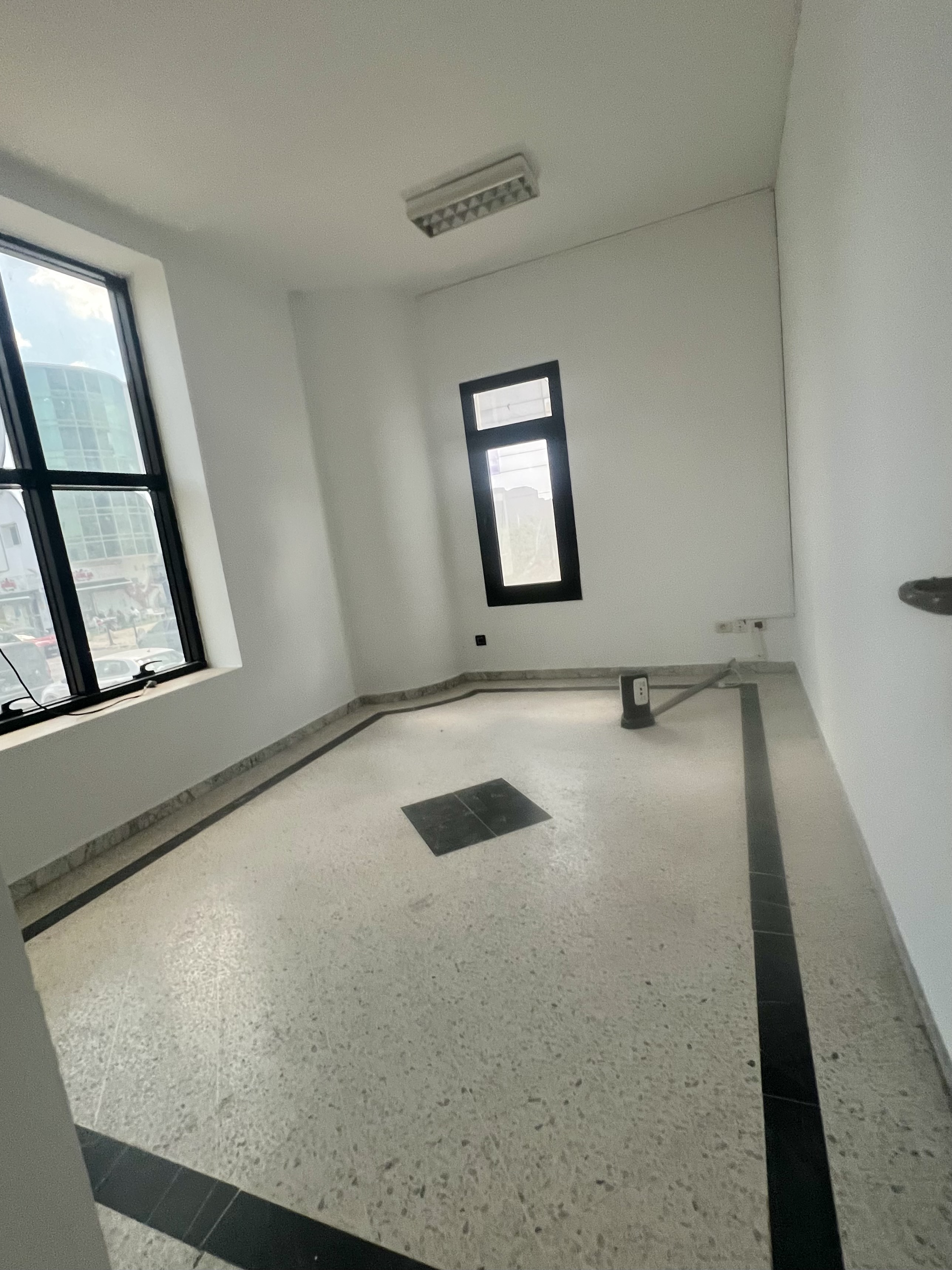 La Marsa&nbsp;Berge Du Lac&nbsp;Location&nbsp;Appart. 4 pi�ces&nbsp;Bureau h4 de 120 m2 aux berges du lac 1