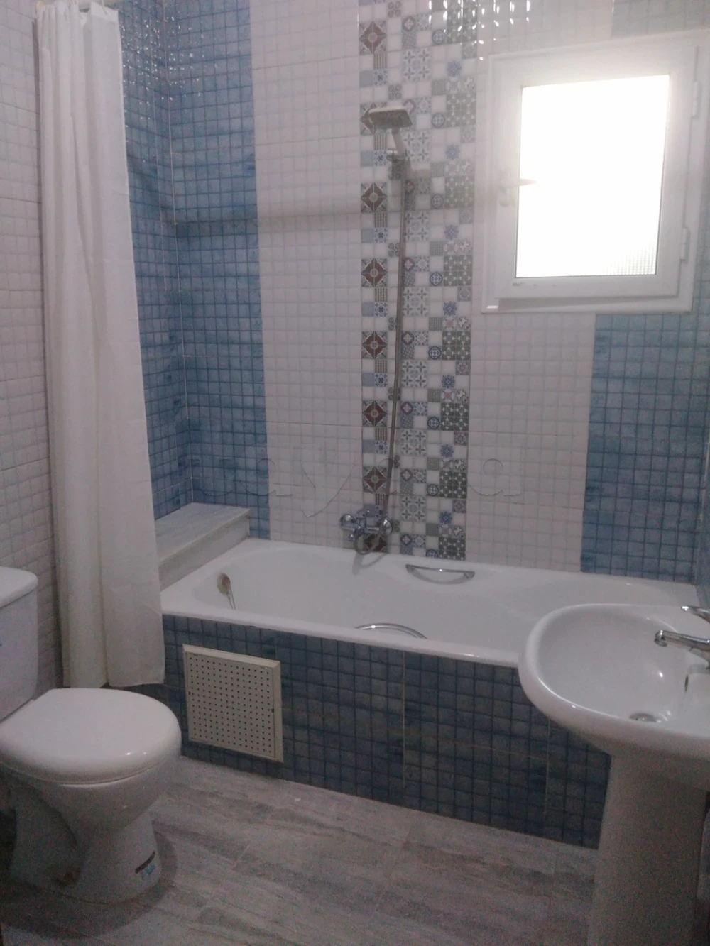 Sfax Sud&nbsp;Cite Moez 1&nbsp;Location&nbsp;Appart. 5 pi�ces+&nbsp;Etage de villa haut standing