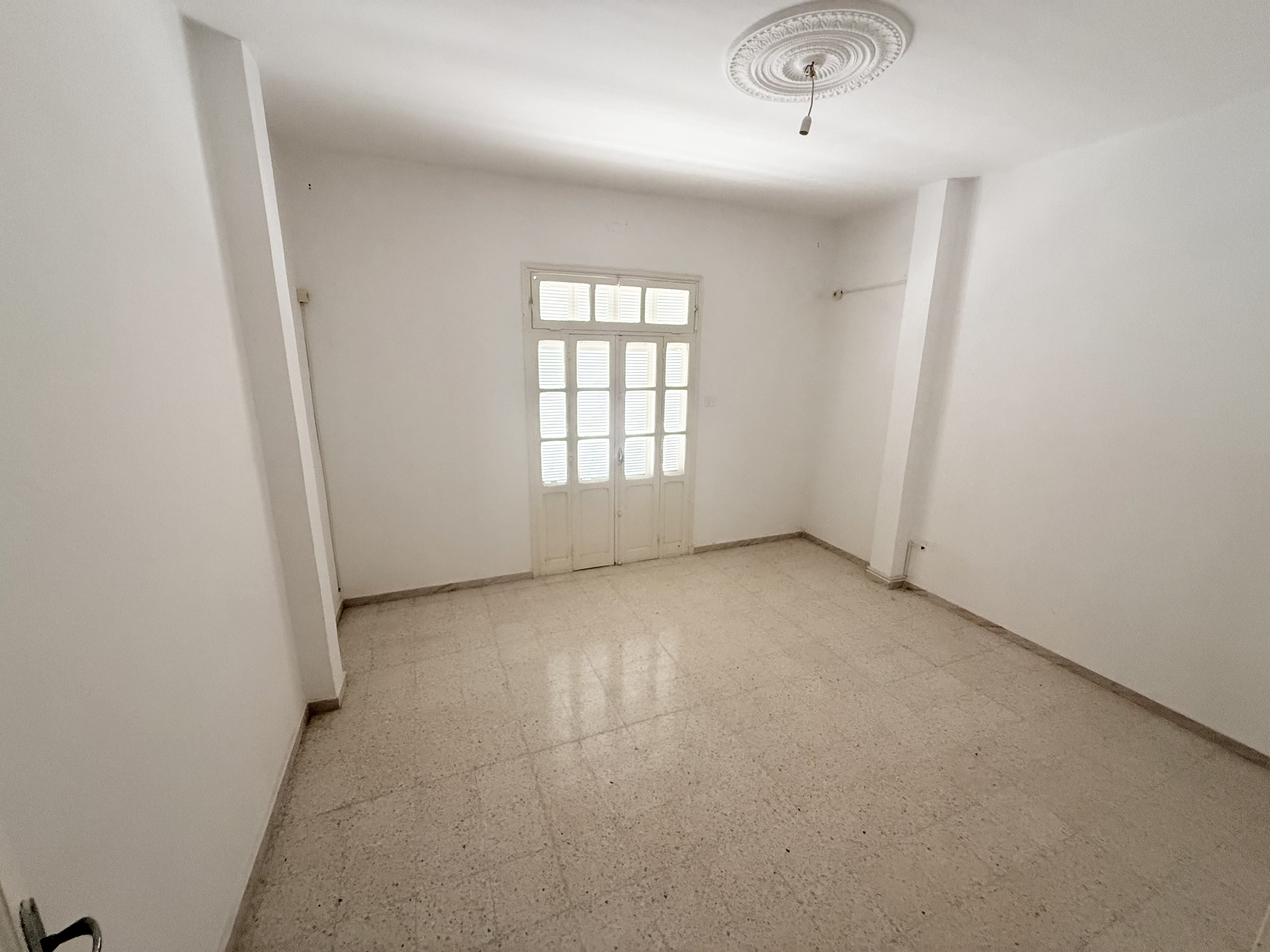 Sousse Ville&nbsp;Sousse Corniche&nbsp;Location&nbsp;Appart. 3 pi�ces&nbsp;Un grand appartement au centre sousse