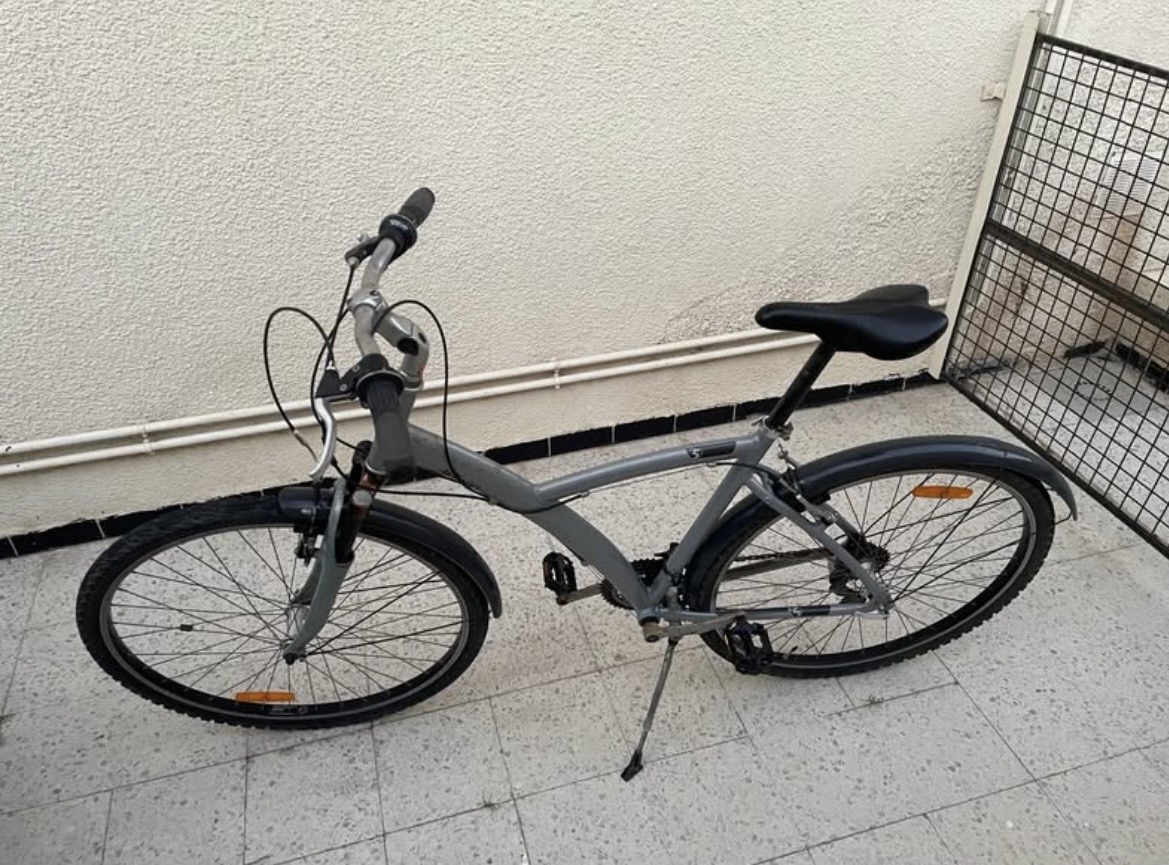 Nabeul&nbsp;Cite El Borj 1&nbsp;Autre&nbsp;Autre&nbsp;V�lo bitwin 26 pouces gris bon �tat