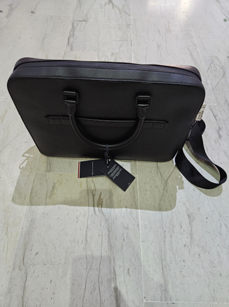 Ariana Ville&nbsp;Ariana&nbsp;Autre&nbsp;Autre&nbsp;Un sac tommy hilfiger  venu de  allemagne