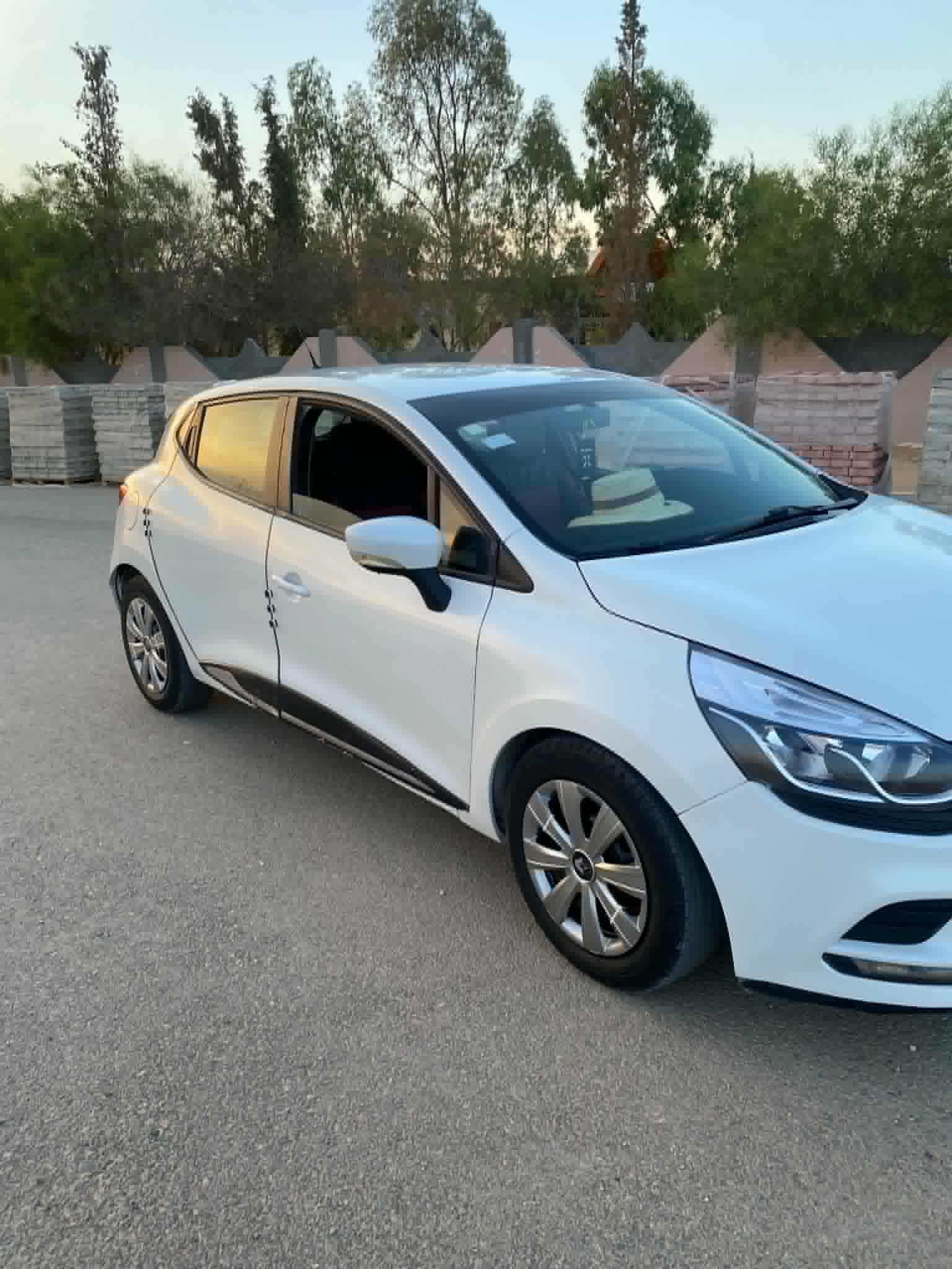 El Mdhilla&nbsp;Cite Essaada&nbsp;Renault&nbsp;Clio&nbsp;Renault clio 4    en bon �tat