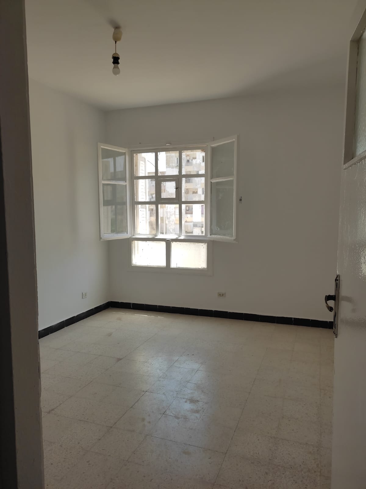 Cite El Khadra&nbsp;Cite Oplympique&nbsp;Location&nbsp;Appart. 4 pi�ces&nbsp;S 3 retap� pour jeunes hommes fonctionnaires