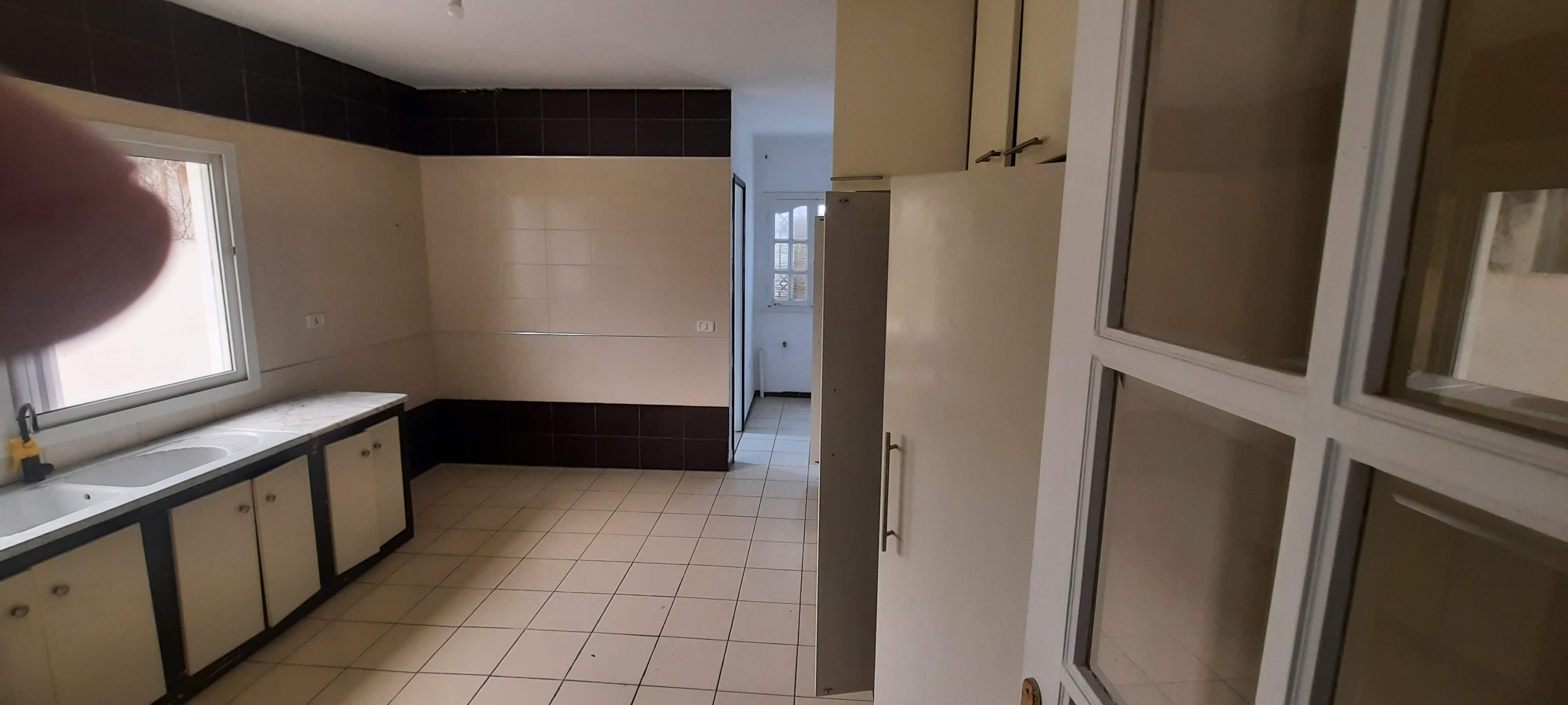 Ariana Ville&nbsp;Cite Ennasr 2&nbsp;Location&nbsp;Appart. 5 pi�ces+&nbsp;L�tagevilla ennasr2 jardingarage 2voitures