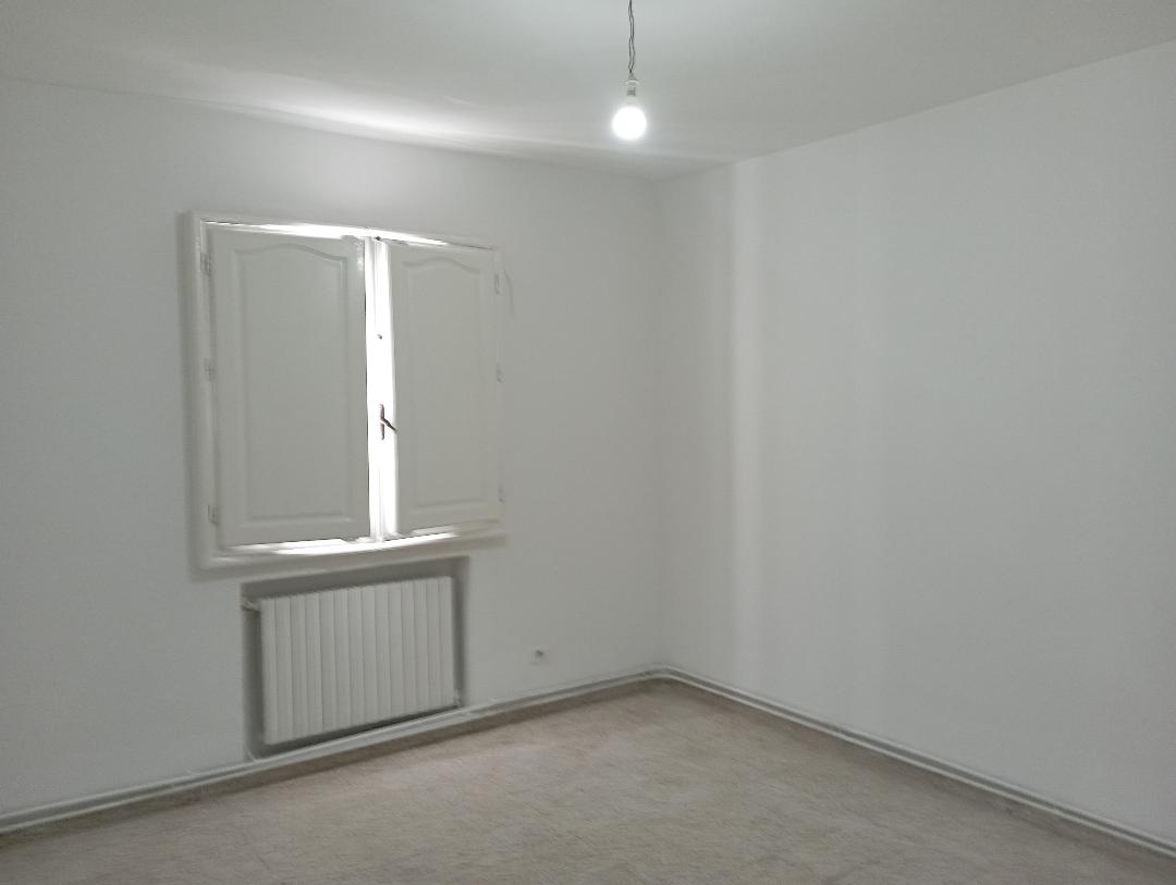 La Marsa&nbsp;El Aouina&nbsp;Location&nbsp;Appart. 4 pi�ces&nbsp;1er �tage s plus 3 face lac2