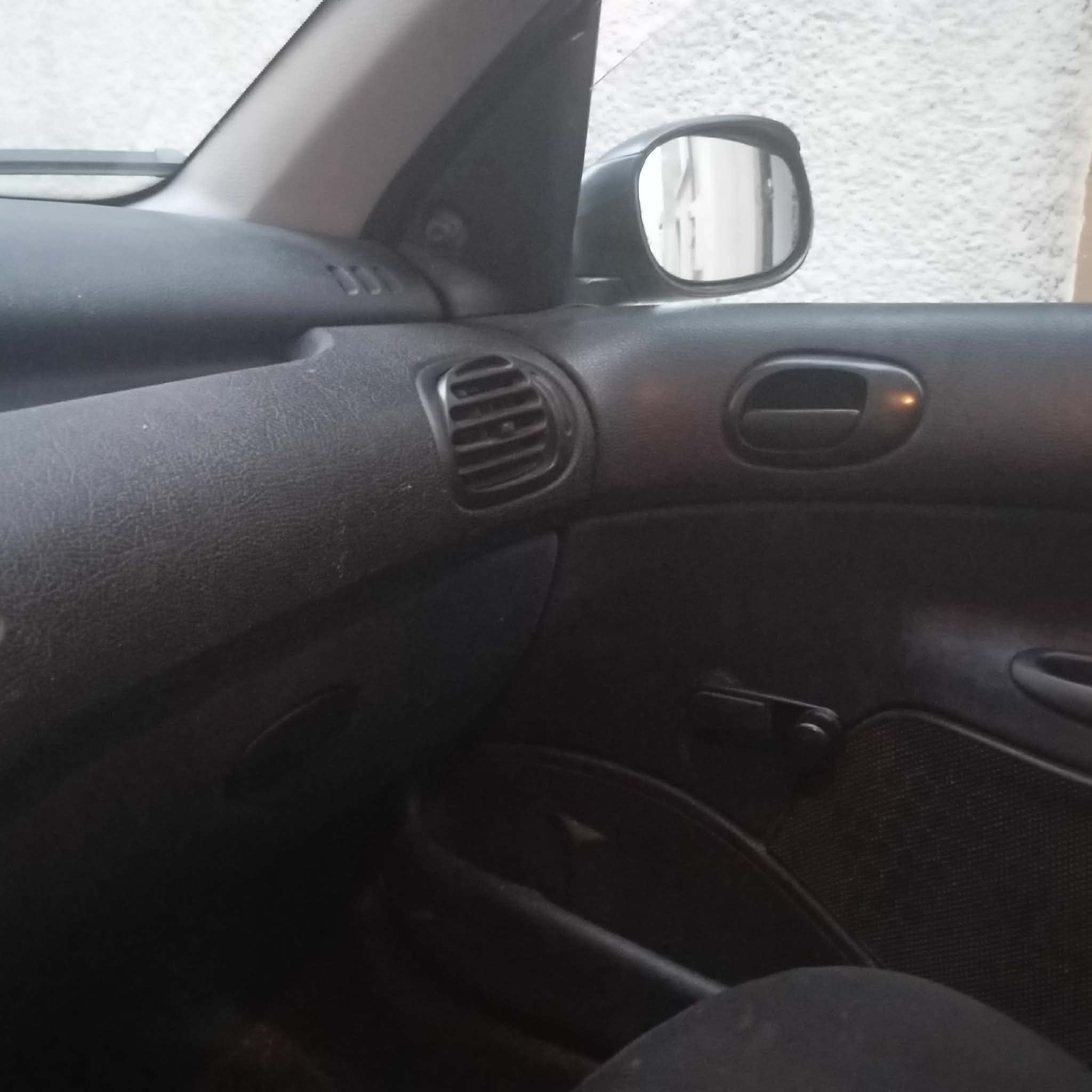 Nouvelle Medina&nbsp;Nouvelle Medina&nbsp;Peugeot&nbsp;206&nbsp;Une voiture  peugeot 206