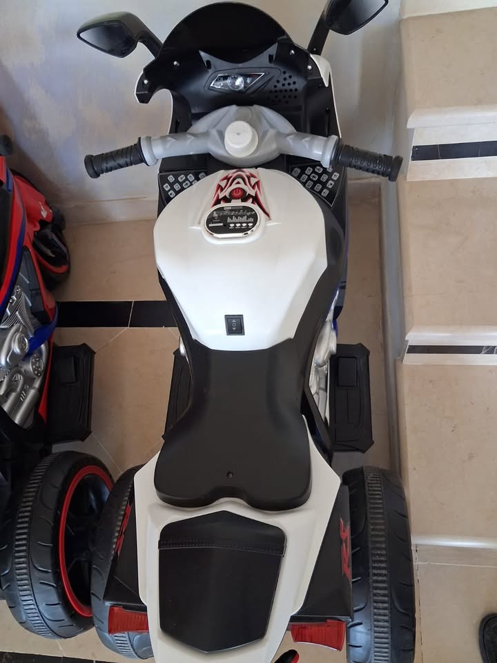 El Menzah&nbsp;El Menzah 1&nbsp;Jouet&nbsp;Autre&nbsp;2 motos pour enfants 5 � 8 ans