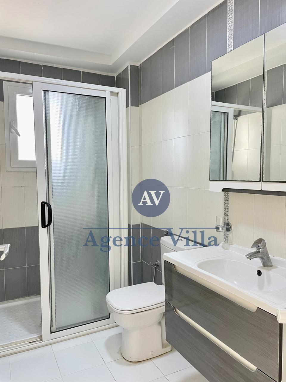 La Soukra&nbsp;La Soukra&nbsp;Location&nbsp;Appart. 5 pi�ces+&nbsp;Etage de villa s4 � la soukra