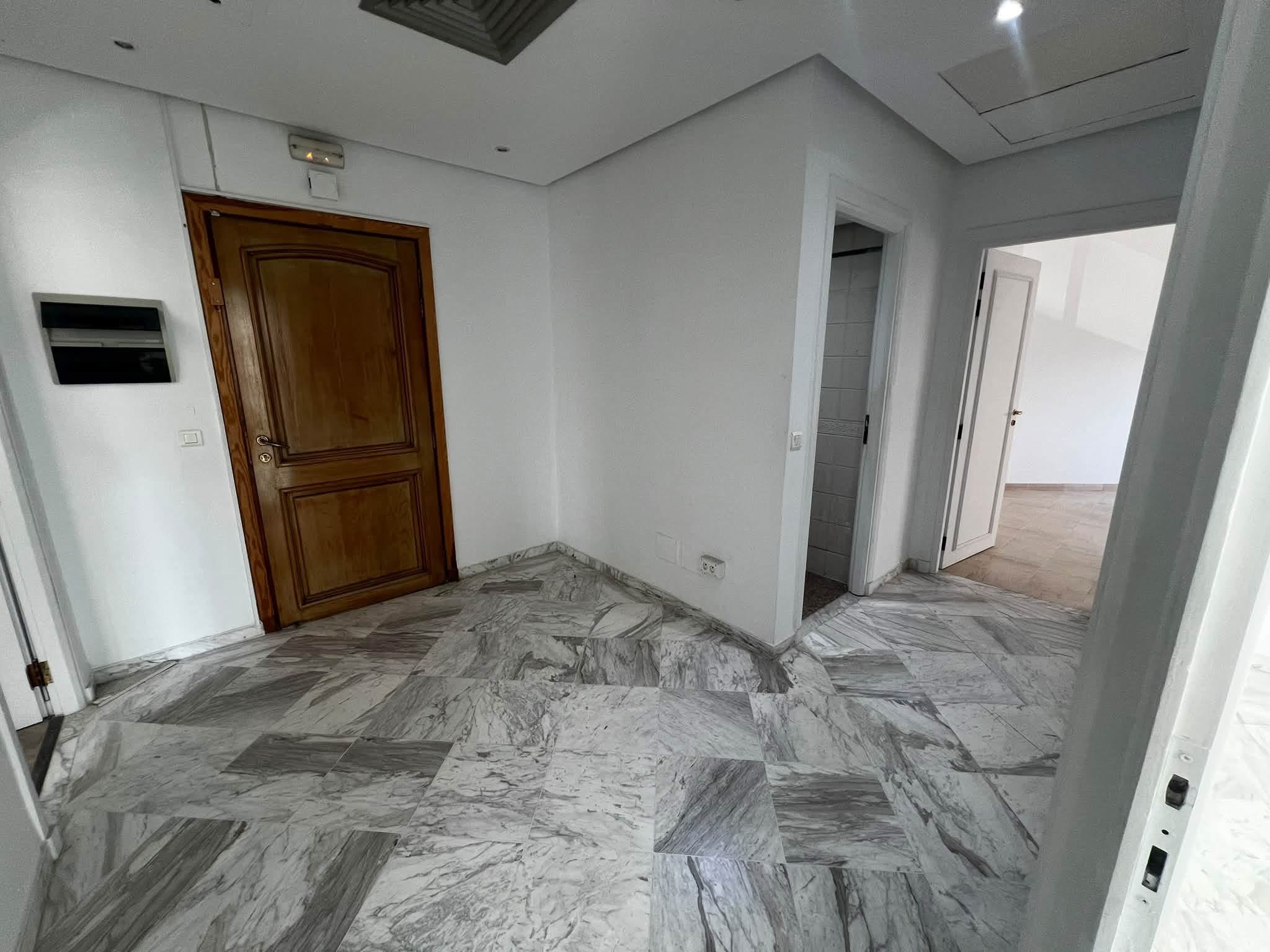 La Marsa&nbsp;Berge Du Lac&nbsp;Location&nbsp;Appart. 3 pi�ces&nbsp;Bureau h3 lac1 2100