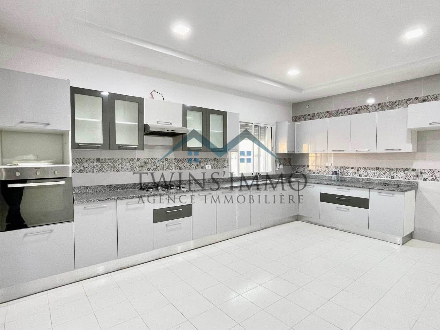 La Marsa&nbsp;Cite Bhar Lazreg&nbsp;Location&nbsp;Appart. 4 pi�ces&nbsp;�tage de villa s4 � la soukra