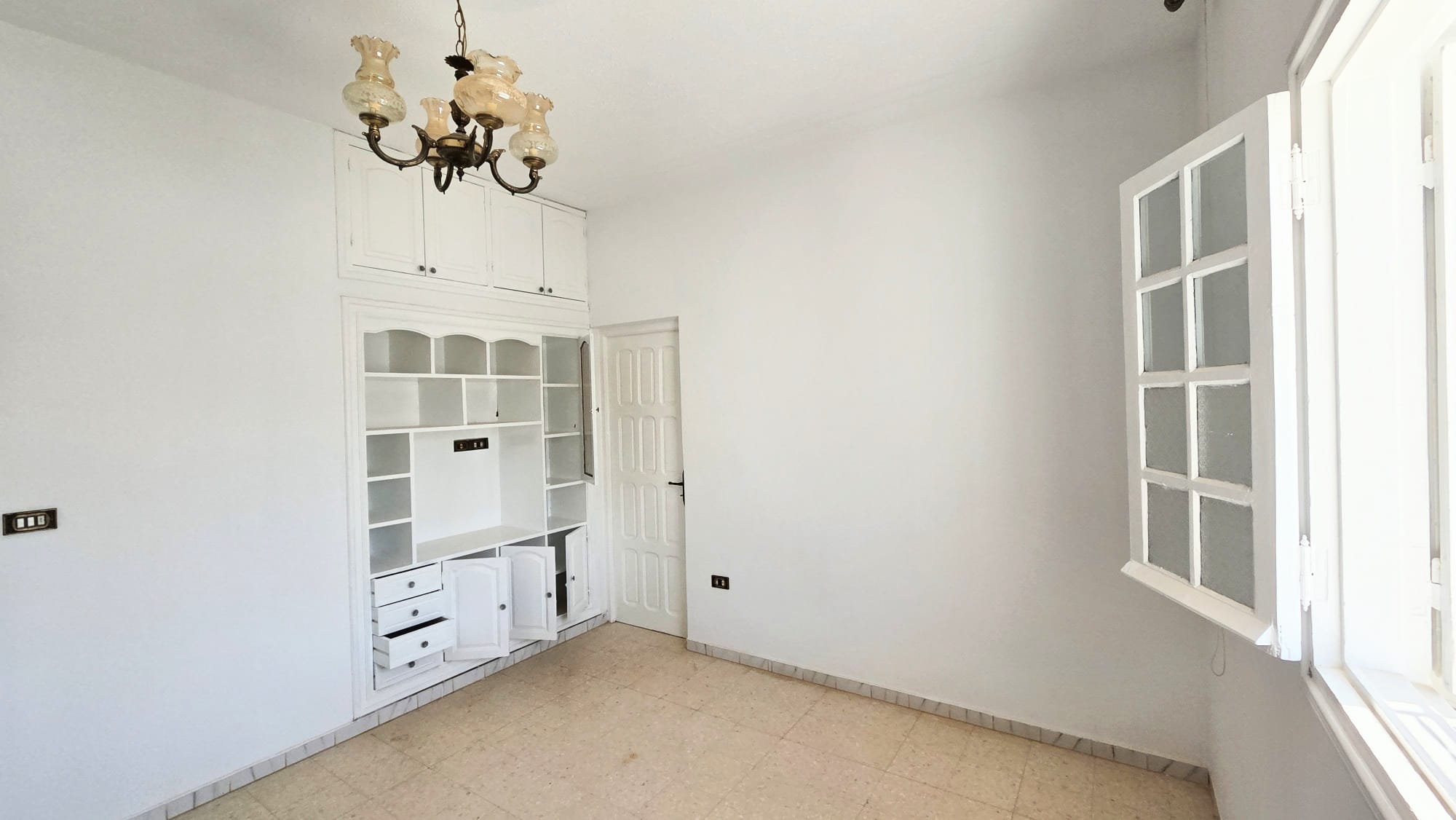 Djerba - Houmet Essouk&nbsp;Djerba &nbsp;Location&nbsp;Appart. 5 pi�ces+&nbsp;Spacieux �tage de villa � 200m de la marina 2s4ch