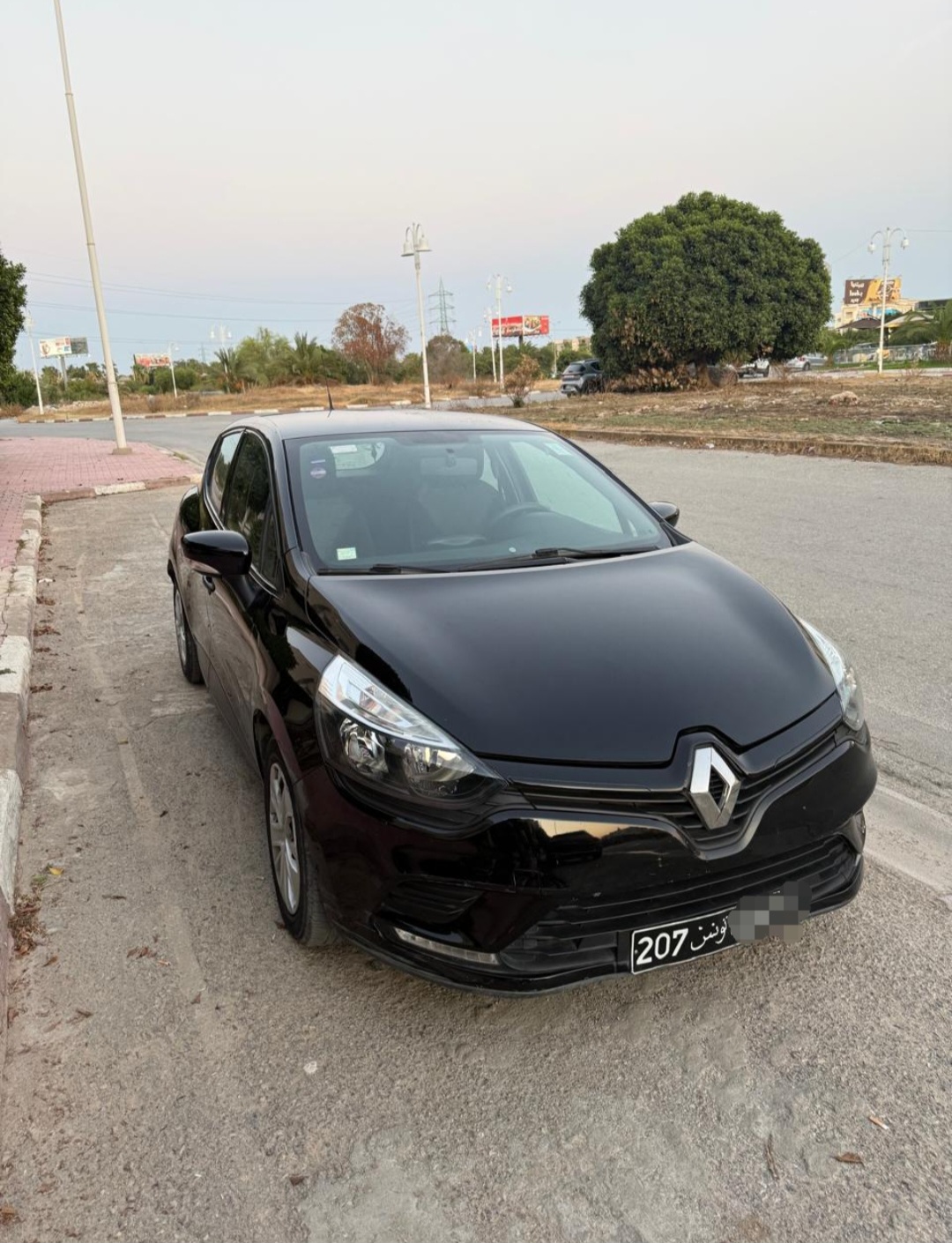 Ain Zaghouan&nbsp;Ain Zaghouan&nbsp;Renault&nbsp;Clio&nbsp;Clio 4 noire tres propre
