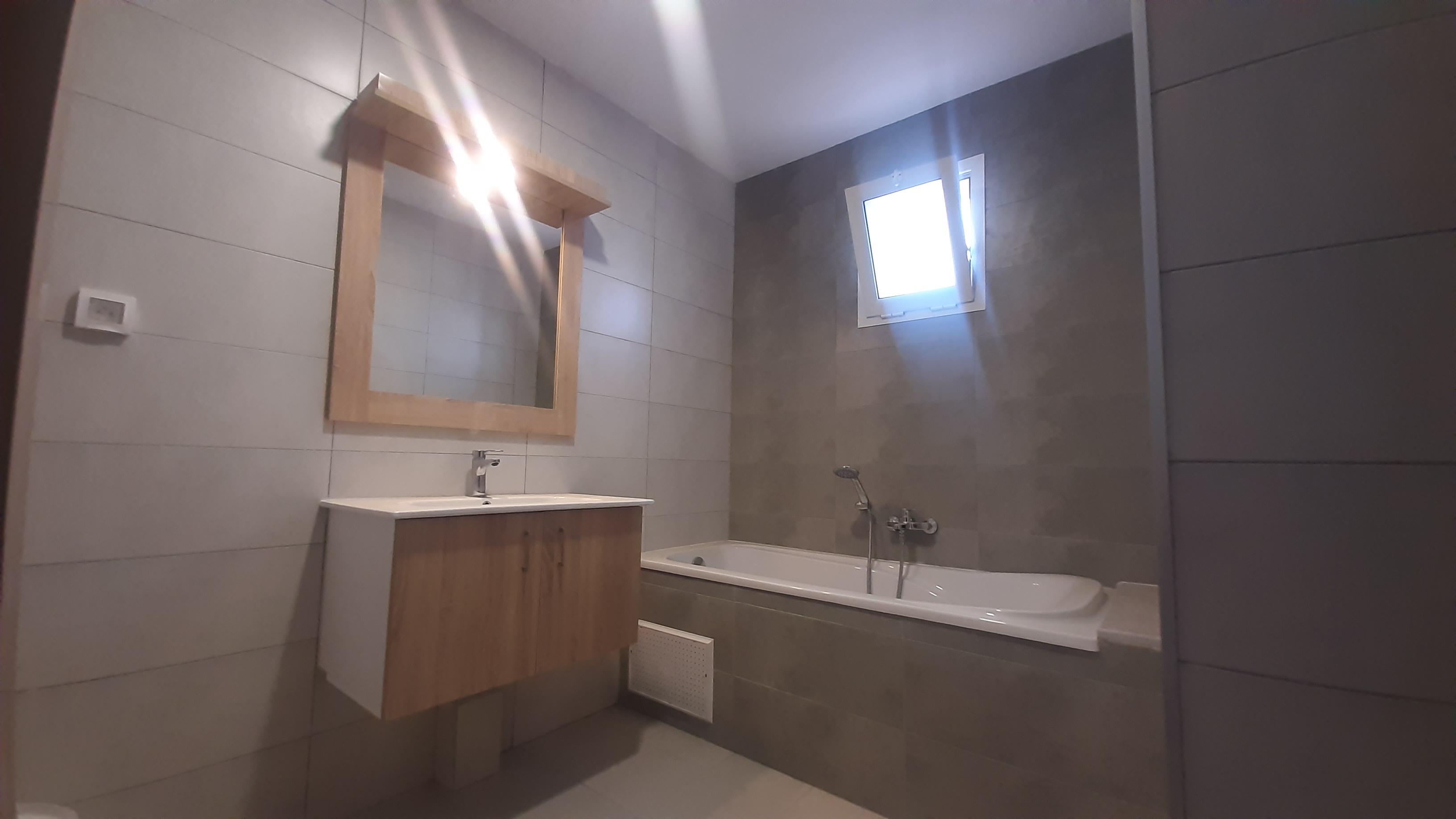 La Soukra&nbsp;Sidi Frej&nbsp;Location&nbsp;Appart. 1 pi�ce&nbsp;S plus 1 cot� utc et parc la soukra