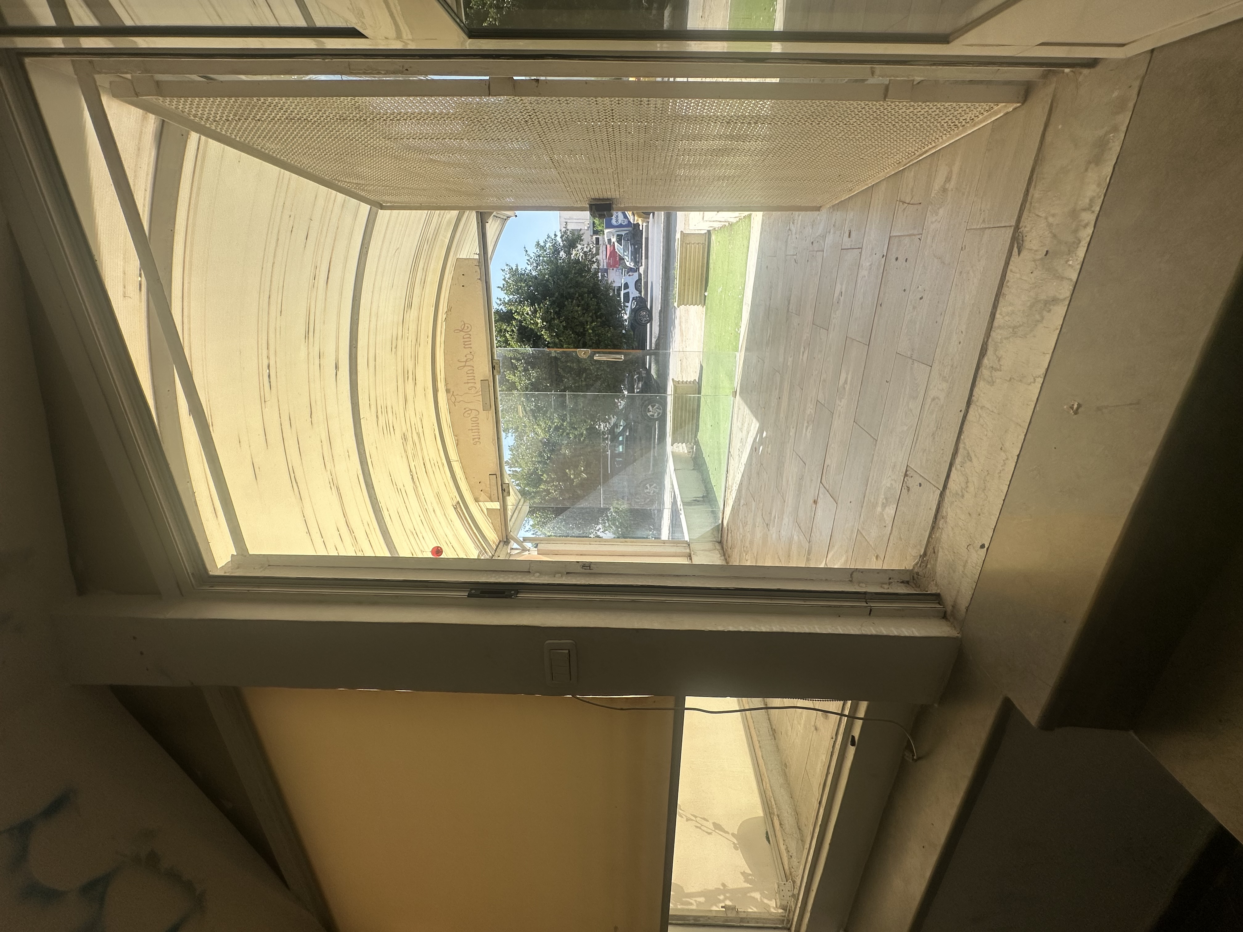 Ariana Ville&nbsp;El Menzah 6&nbsp;Bureaux & Commerces&nbsp;G�rance libre&nbsp;Un local commercial � menzah 6 route x2