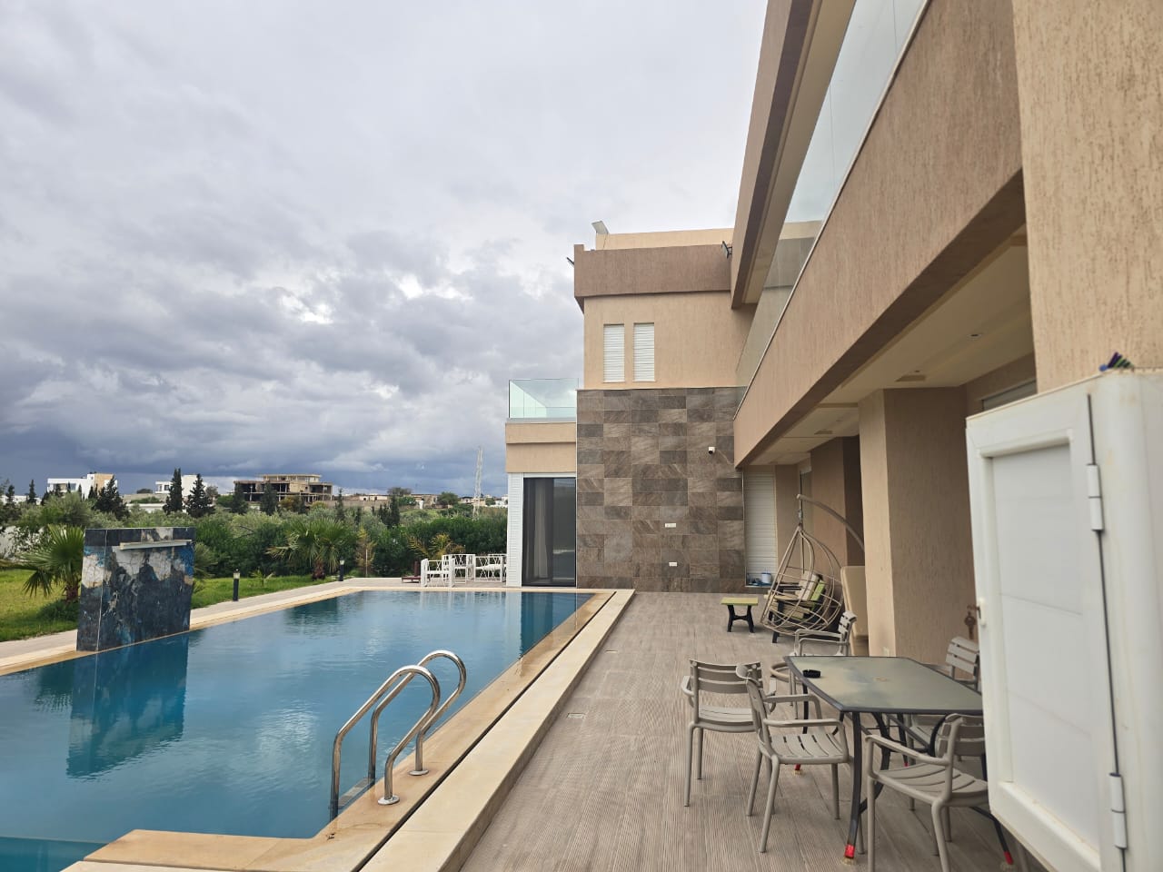 Akouda&nbsp;Chatt Meriem&nbsp;Vente&nbsp;Appart. 2 pi�ces&nbsp;Magnifique villa avec piscine � rmila