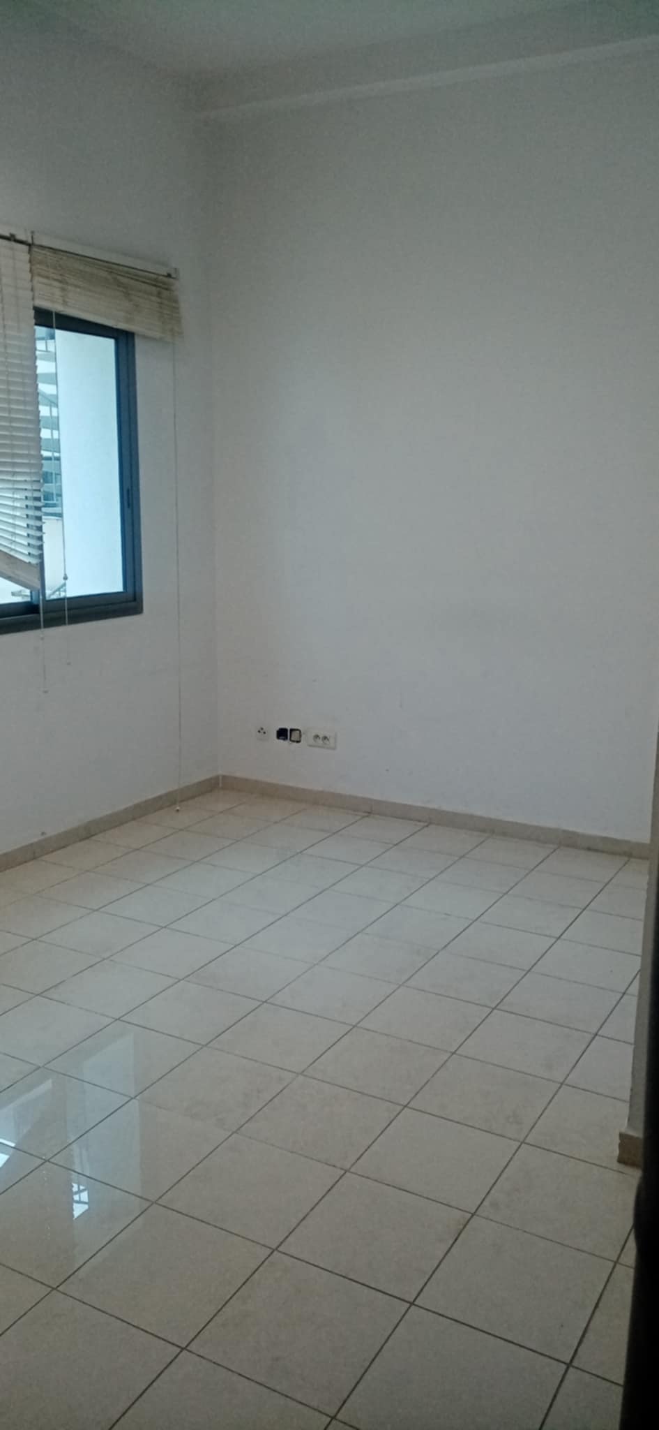 El Kram&nbsp;Le Kram Ouest&nbsp;Location&nbsp;Appart. 4 pi�ces&nbsp;Local a usage bureautique a lac